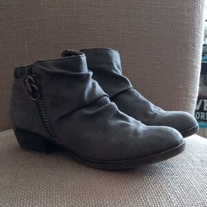 Sugar Trust Me Short Gray Booties Size 6